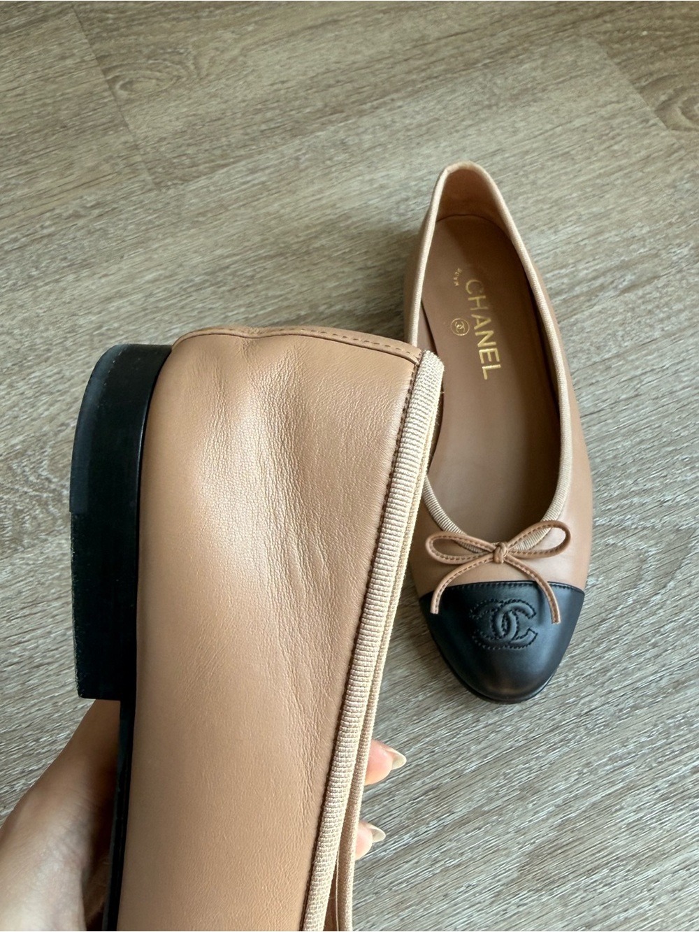 CHANEL 23B Lambskin Dark Beige and Black Leather Cap-Toe Ballet Flats Size 38 - Picture 5 of 12